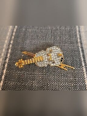 Vintage Butler 🎻 Rhinestone Adorned Violin with Real Strings Gold Tone Brooch